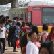 Proses Pindah Kereta Api di Stasiun Jatinegara Repotkan Penumpang